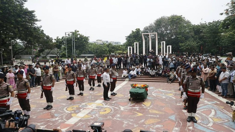 শহীদ মিনারে মুস্তাফা মনোয়ারকে শেষ শ্রদ্ধা, গার্ড অব অনার প্র