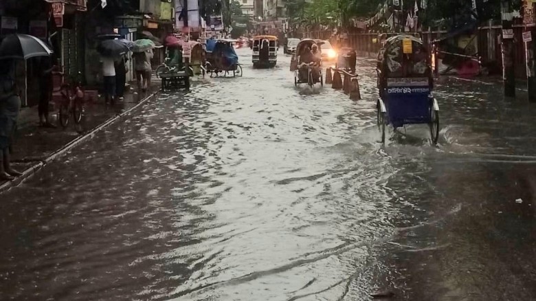 রাত আড়াইটা থেকে বৃষ্টি, ঢাকার বিভিন্ন রাস্তায় পানি