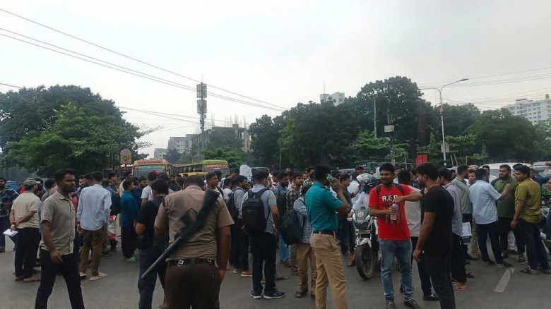 প্রশ্ন ফাঁসের অভিযোগ, যুব উন্নয়নের পরীক্ষা স্থগিত; প্রার্থীদ