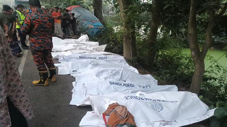 নাটোরের বড়াইগ্রামে বাস-ট্রাক সংঘর্ষে ১৩ জন নিহত, আহত ২৫