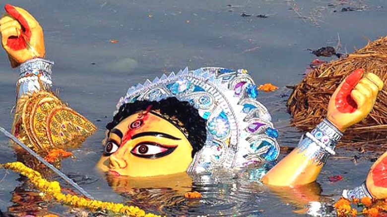 প্রতিমা বিসর্জনের মধ্য দিয়ে শেষ হলো শারদীয় দুর্গাপূজা